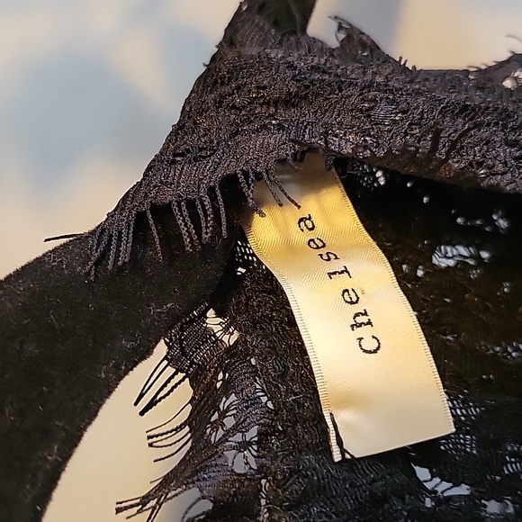 Chelsea and Sweetest Kiss lace crop top - Picture 2 of 7